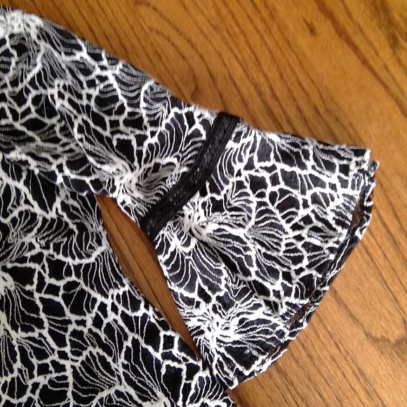 Black and White Graphic Print Dress with Ruffled Bell Sleeves - Size 10 - Picture 6 of 13